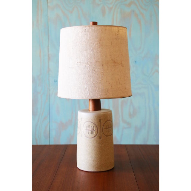 Mid-Century Modern 1960s Gordon and Jane Martz M170 Lamp for Marshall Studios Yellow Tan Engravings 31" For Sale - Image 3 of 15