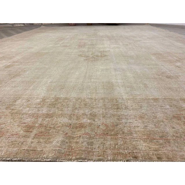 Mid-Century Modern Faded Cream Coloured Vintage Area Rug - 105"x146" For Sale - Image 3 of 11