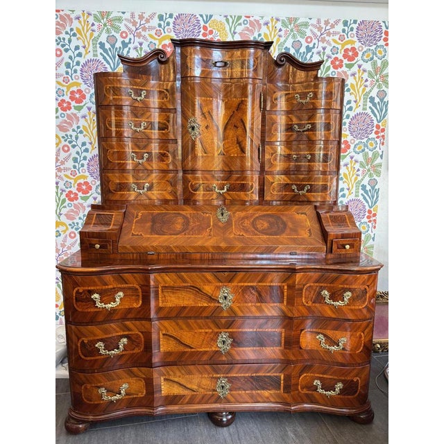 Beautiful Baroque tabernacle 18th century, trois corps type, walnut veneered, with inlays, 3 drawers, writing flap, and 2...