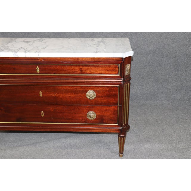 French Louis XVI Directoire Style Brass Mounted White Marble Top Commode For Sale - Image 14 of 17
