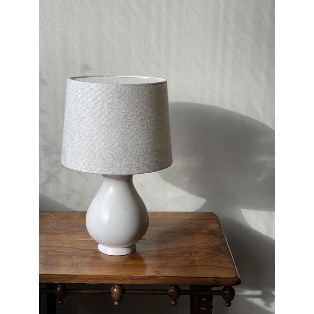 Wilhelm Kåge ''Carrara'' Ceramic Table Lamp. 1940s. Wilhelm Kåge Stoneware Table Lamp ''Carrara'' in beautiful creme...