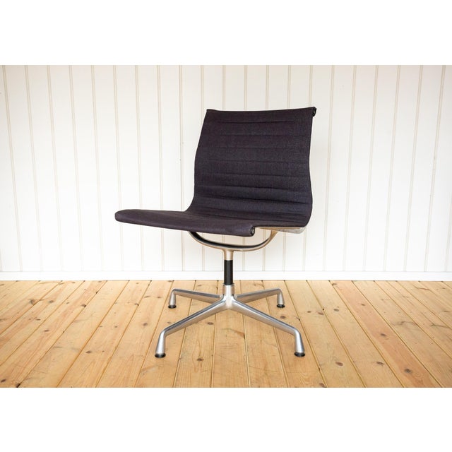 Mid-Century Modern Aluminium Group EA106 Swivel Desk Chair by Charles and Ray Eames for Vitra, 1990s For Sale - Image 3 of 18