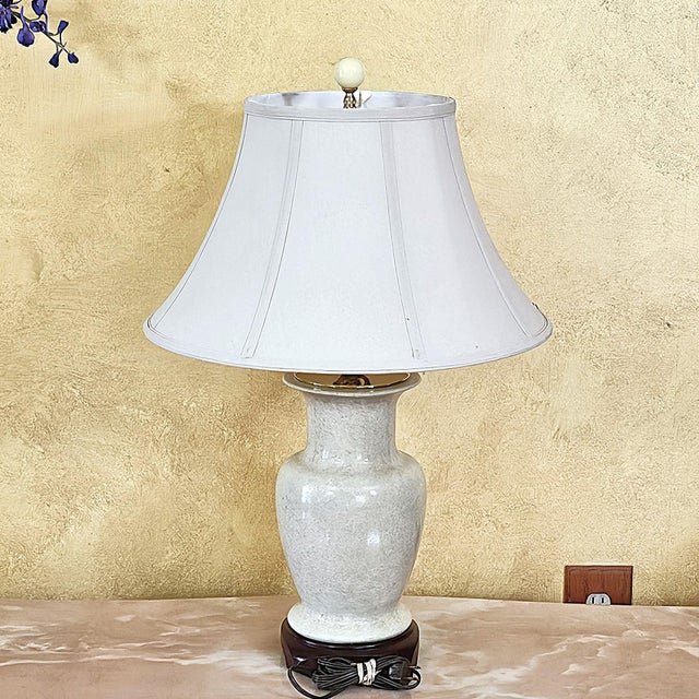 Vintage Ivory Speckled Ceramic Ginger Jar Style Table Lamp With Cream Shade & Wood Base For Sale - Image 4 of 18