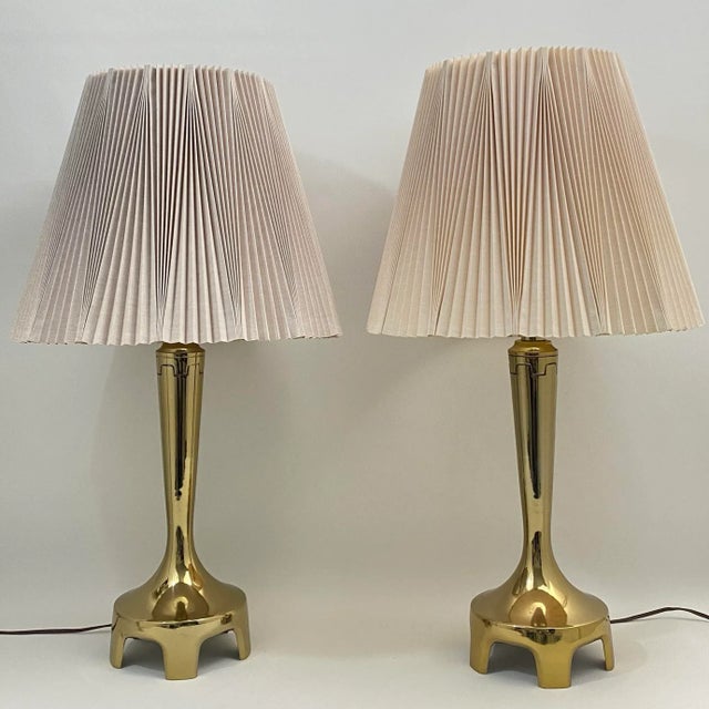 1970s-80s Laurel Lamp Co Footed Brass Lamp Pair With Original Op Art Pleated Shades For Sale - Image 9 of 13