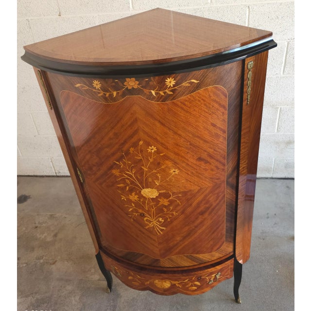 Louis XV Style Marquetry and Parquetry Kingwood and Satinwood Corner Cupboard / Cabinet For Sale In Washington DC - Image 6 of 11