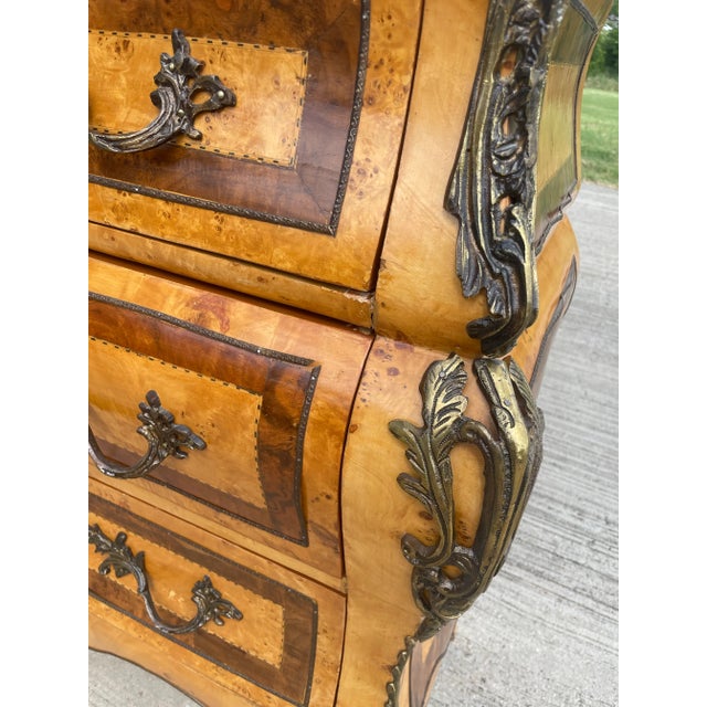 Hollywood Regency Antique Italian Burlwood Bombe Commode Ormolu Green Marble For Sale - Image 3 of 11