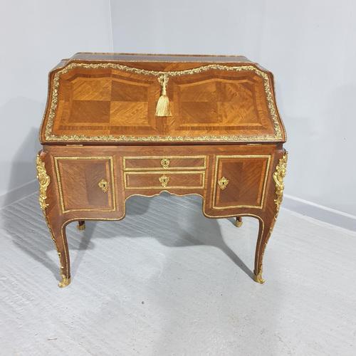 A very good freestanding French Kingwood bombe shaped bureau, with stepped down interior and well, original condition...
