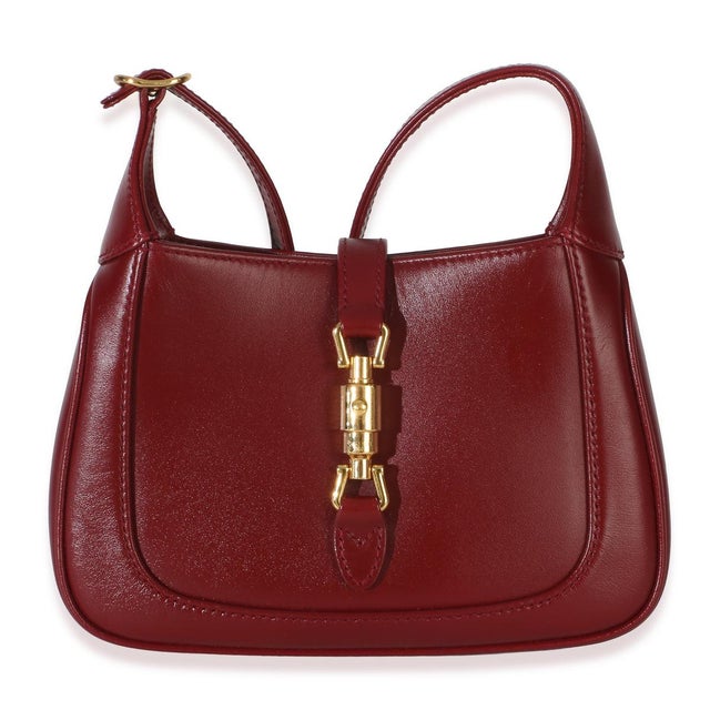 Item #: 154677 Interior Material: Microfiber Dimensions: 7.5 x 5 x 1.25 in Features Interior: Single card slot Handle...
