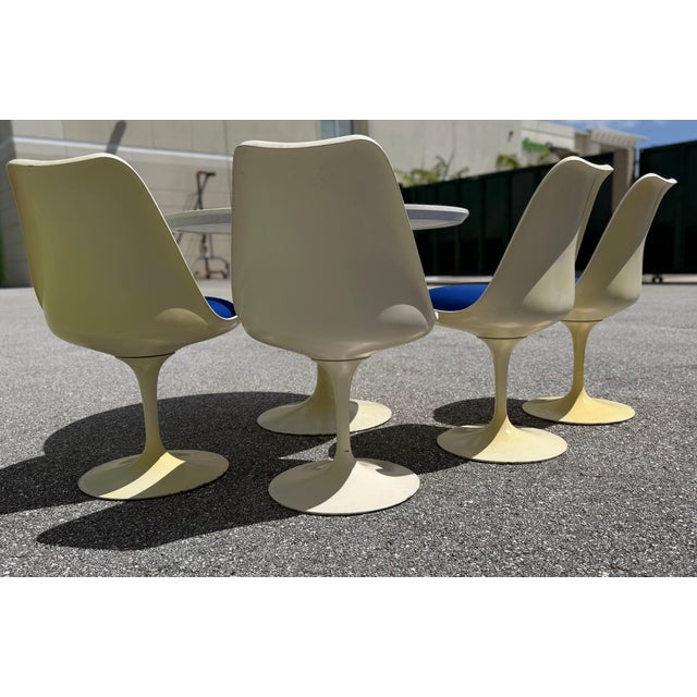 Tulip dining set by Knoll, 1970s, in Good conditions. Designed 1960 to 1969 This piece has an attribution mark, I am sure...