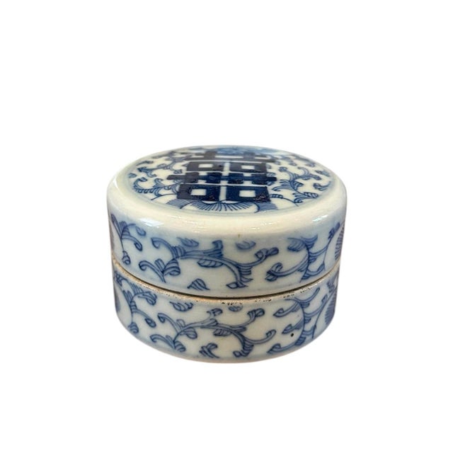 Chinoiserie Vintage Blue & White Chinese Double Happiness Chinoiserie Cylindrical Lidded Ceramic Padte Pot / Powder Jar / Trinket Box / Vessel For Sale - Image 3 of 6