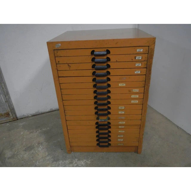 The bench is equipped with drawers for 18 typefaces. This piece has an attribution mark, I am sure that it is completely...