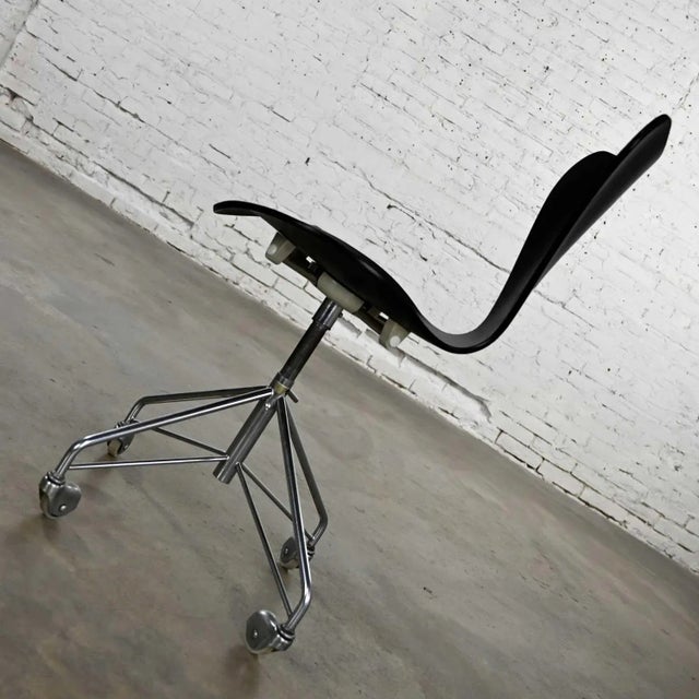 Fritz Hansen Scandinavian Modern Arne Jacobsen Series 7 Black & Chrome Office Chair by Fritz Hansen For Sale - Image 4 of 13