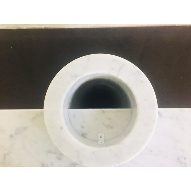 Mid-Century Modern Console Table Loico Model in White Carrara Marble by Angelo Mangiarotti for Skipper, 1990s For Sale - Image 3 of 4