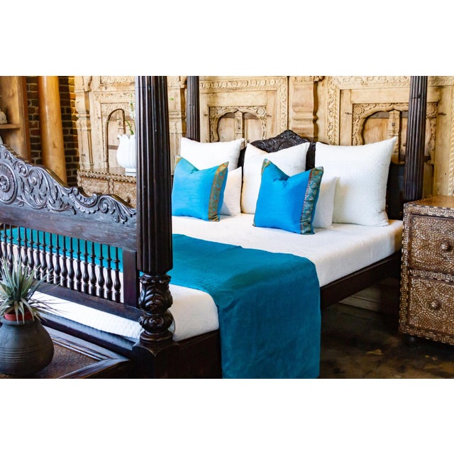 This elegant duvet cover is tailored from a silk blend fabric. It has a cotton backing in a matching color and an inner...