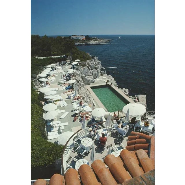 Hotel Du Cap-Eden-Roc 1978 Guests around the swimming pool at the Hotel du Cap-Eden-Roc, in Antibes on the French Riviera,...