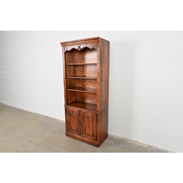 A gorgeous French Country or French Provincial Louis XV breakfront bookcase or display cabinet By Ethan Allen USA, Late...