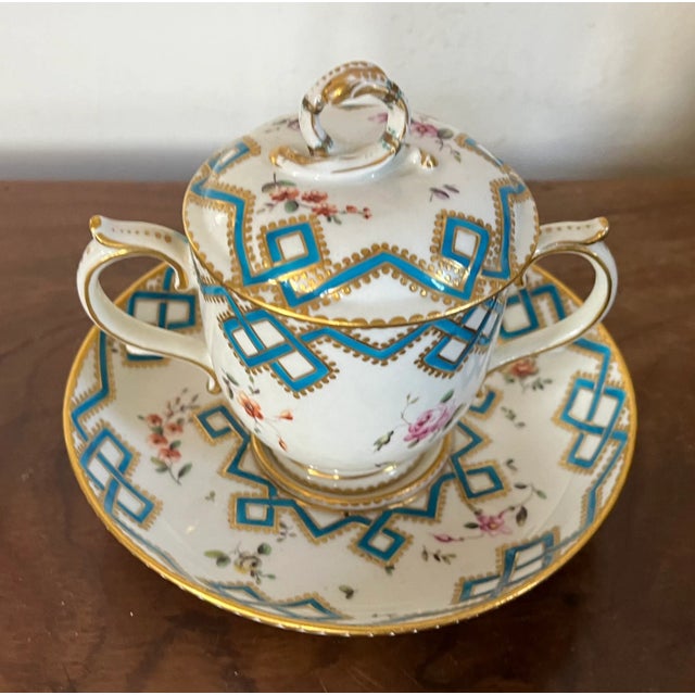 Antique 18th Century William Duesbury Chelsea Derby Porcelain Caudle or Chocolate Cup, Cover & Saucer Circa 1770 For Sale In New York - Image 6 of 12