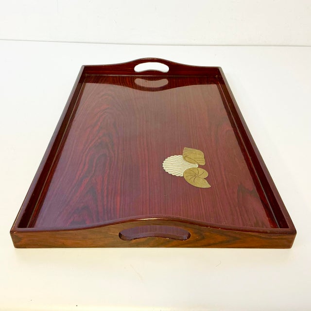 1980s Vintage Hollywood Regency Coastal Faux Rosewood Tray, Brass Shell Overlay Accents. For Sale - Image 16 of 18