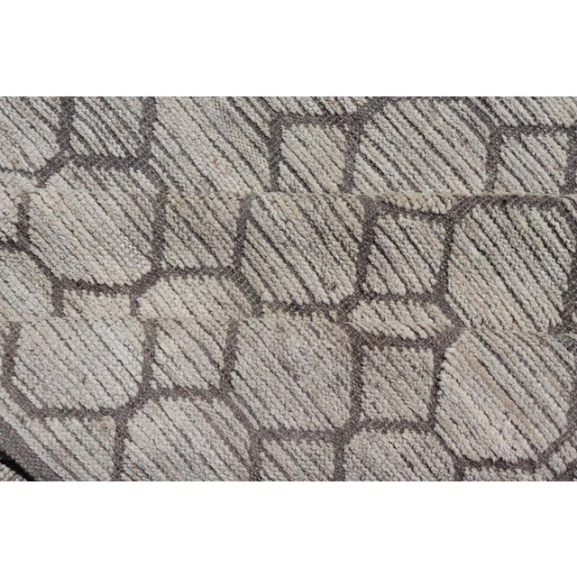 Modern Hand-Knotted Rug in Wool With All-Over Design in Light Gray & Off White For Sale - Image 10 of 11
