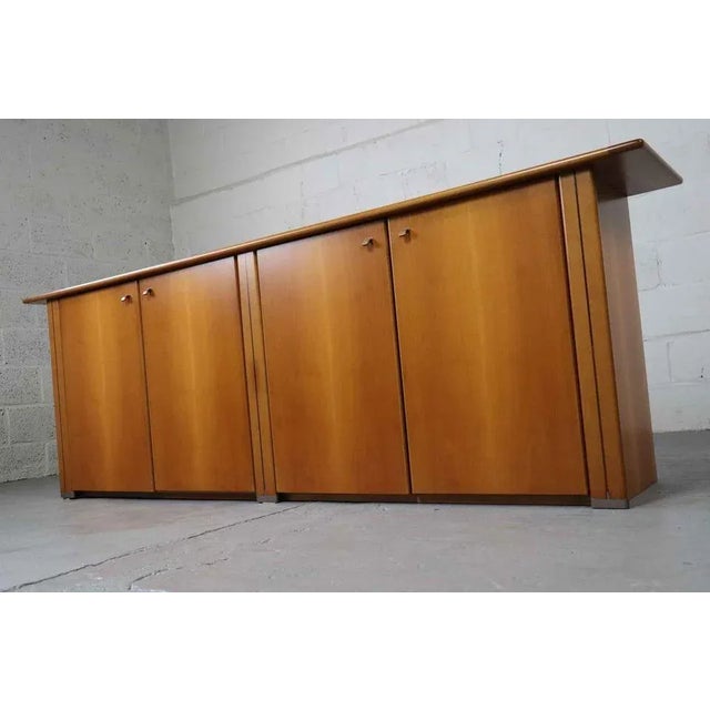 Molteni & C is a well-known Italian design brand with its own typical style. This sideboard is made of walnut wood and has...