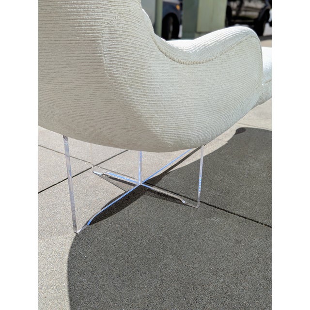 Vladimir Kagan Vladimir Kagan Erica Chaise Lounge With Lucite Base For Sale - Image 4 of 5