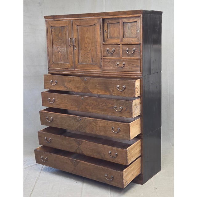 Japanese Antique 1920s Japanese Three Piece Elm and Kiri Wood Isho Tansu Chest For Sale - Image 3 of 15