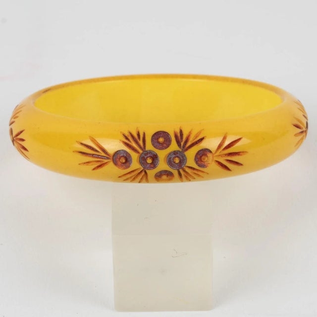 Art Deco Bakelite Bracelet Bangle Yellow Creamed Corn with Carved Red Flowers For Sale - Image 3 of 5