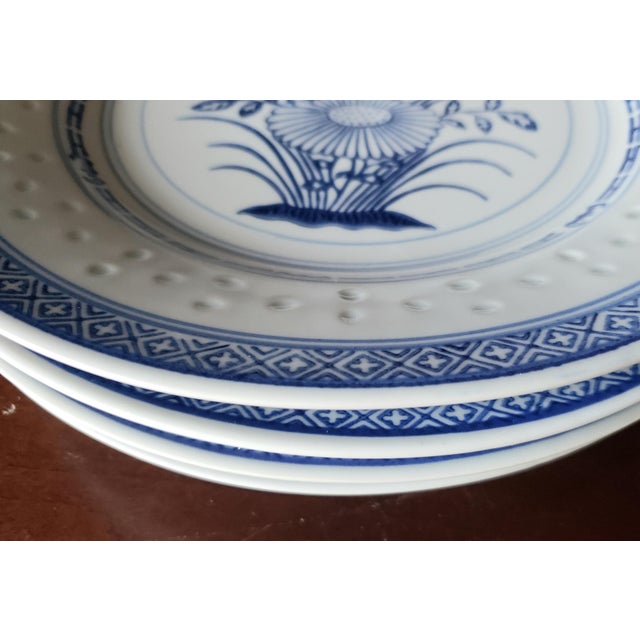 1970s Vintage Jingdezhen Chinese Rice Grain Porcelain Dinner Plates - Set of 4 For Sale - Image 5 of 7