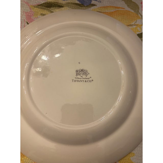 1990s Tiffany & Co Garland Christmas Dinner Plate 10.5” Cream Holiday Discontinued For Sale In New York - Image 6 of 12