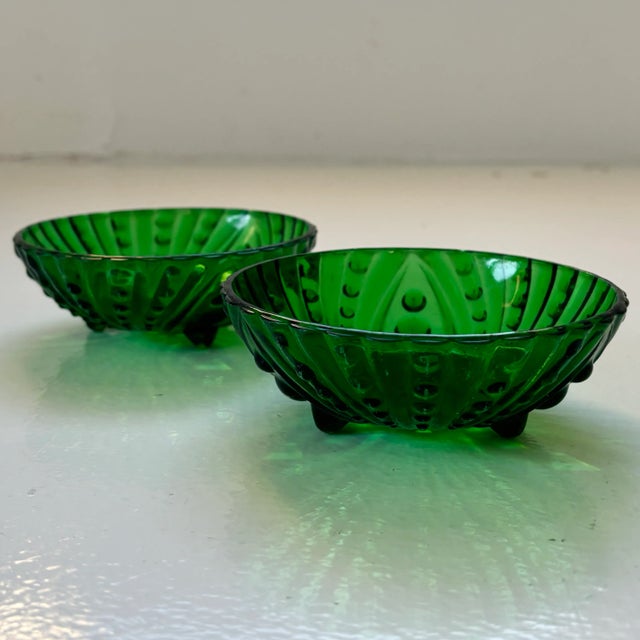 American Pair of Vintage Emerald Green Footed Bubble Glass Bowls Circa 1940s For Sale - Image 3 of 9