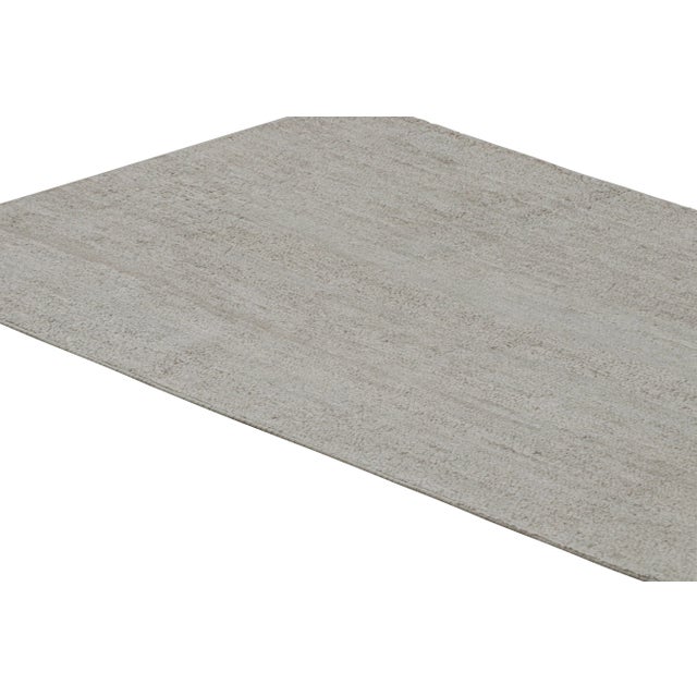 Rug & Kilim’s Contemporary Runner and Textural Rug in Solid Gray Striae For Sale In New York - Image 6 of 7
