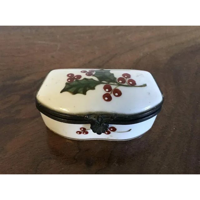 Antique 19th Century Continental Porcelain Patch Box Decorated with Holly Sprig For Sale - Image 4 of 11