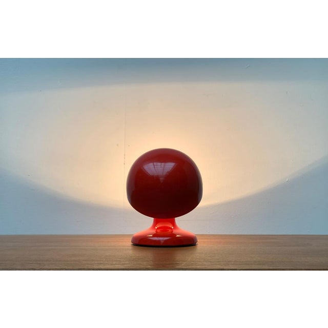 Small space age table lamp from the Italian manufacturer Flos after a design by Afra and Tobia Scarpa from the 1960s. A...