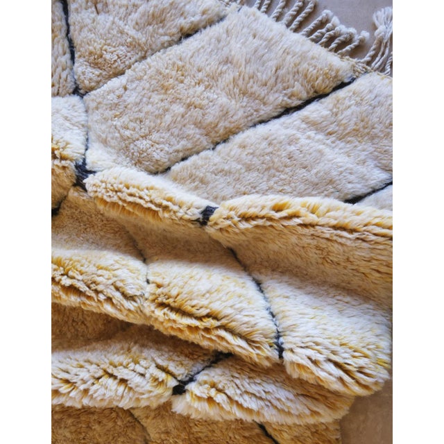 Beni Mrirt Moroccan Rug – Handwoven Wool with Modern Diamond Lattice (One of a Kind) This authentic Moroccan Beni Mrirt...