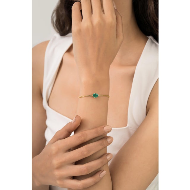 Contemporary 14k Yellow Gold 1.85Ct Emerald Solitaire Teardrop Curb Chain Bracelet For Sale - Image 3 of 15