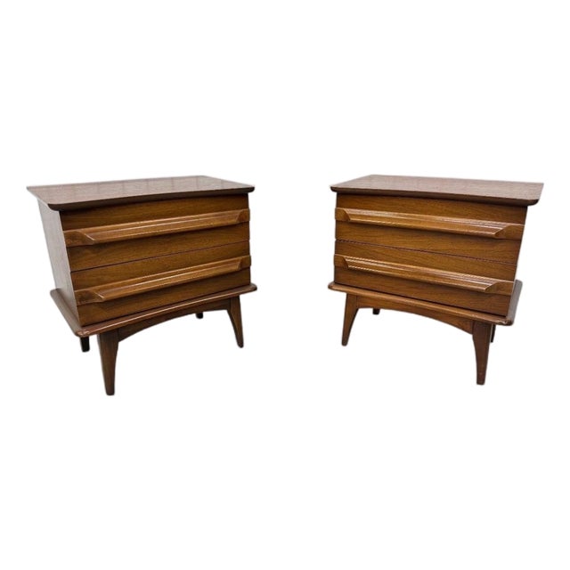 Mid-Century Modern United Walnut Nightstands - Set of 2 For Sale