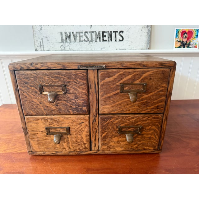 Antique Library Bureau Quarter-Sawn Oak 4-Drawer Card Catalog File Cabinet – Original Brass Hardware For Sale - Image 16 of 17