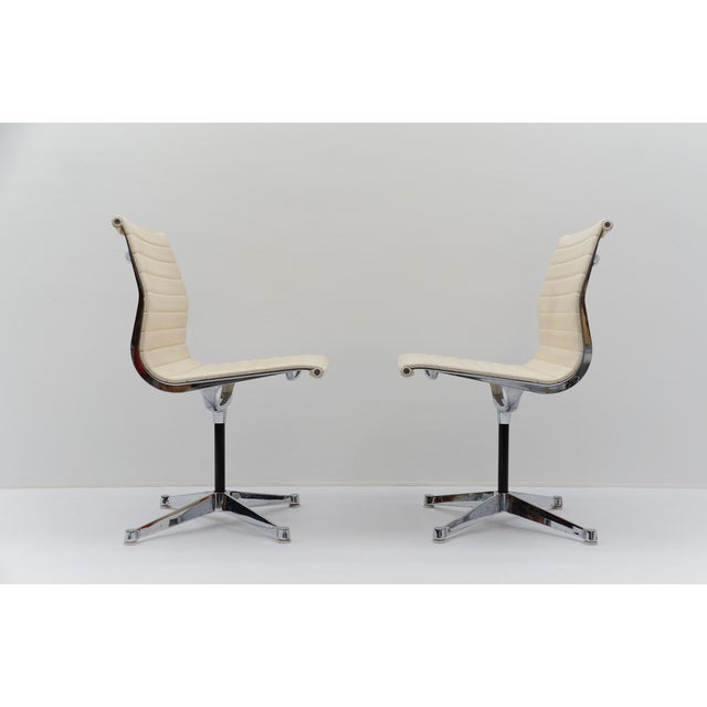 Vintage EA 105 Aluminum Chairs by Charles & Ray Eames for Vitra, 1970s, Set of 2 For Sale - Image 12 of 18