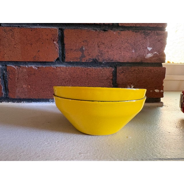 Mid 20th Century Vintage Yellow Enamel Bowls Set of 2 – Mid Century Kitchenware For Sale - Image 5 of 12