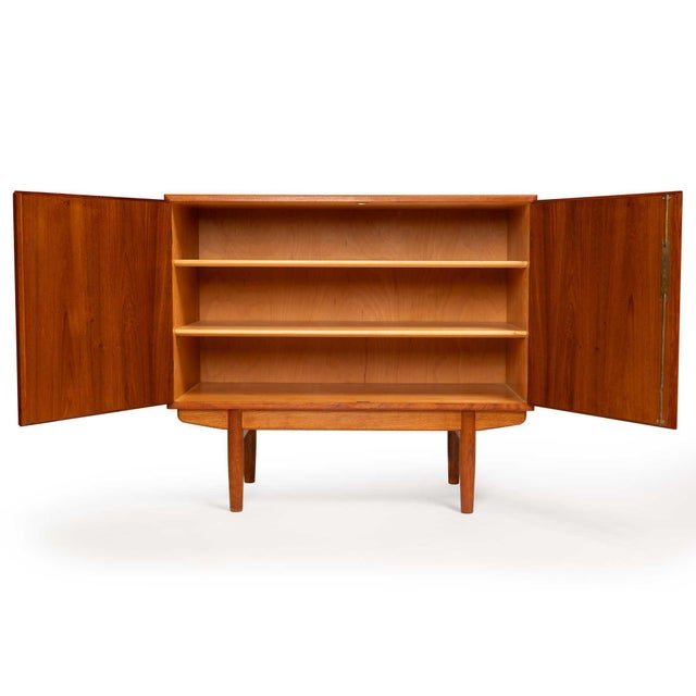 This vintage Danish mid-century modern credenza is the epitome of classic Danish design, showcasing its clean lines and...