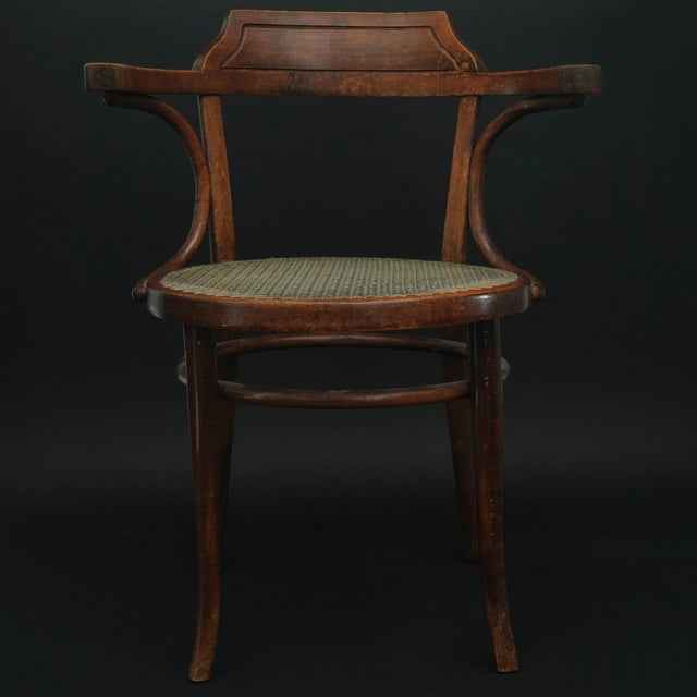 Antique Thonet chair with Viennese nylon weave Model No. 233 Mass HWD: 81 x 62 x 55 cm Seat height: 47 cm Ø Seat: 47 cm...