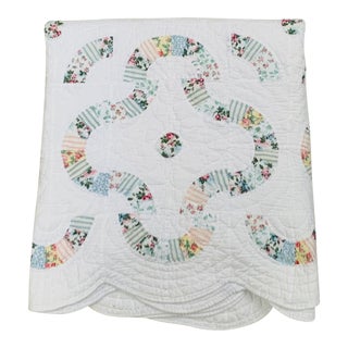 1940s Vintage All-Cotton Hand-Stitched Double Wedding Ring Scalloped Quilt For Sale