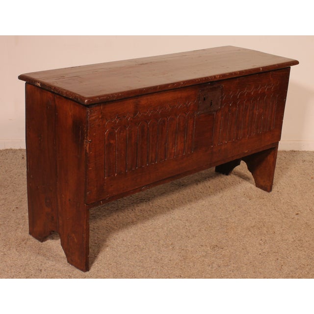 superb oak chest called a saber chest from the beginning of the 17th century in England. Very beautiful chest which was at...