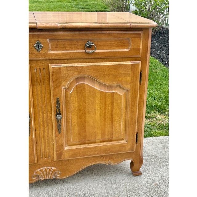Wood Vtg. Maple Ethan Allen Country French Style Flip Top Bar/Server Cabinet For Sale - Image 7 of 17
