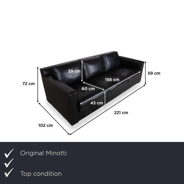Here you get a three-seater sofa from the Italian manufacturer Minotti, whose black leather upholstery adds a modern touch...