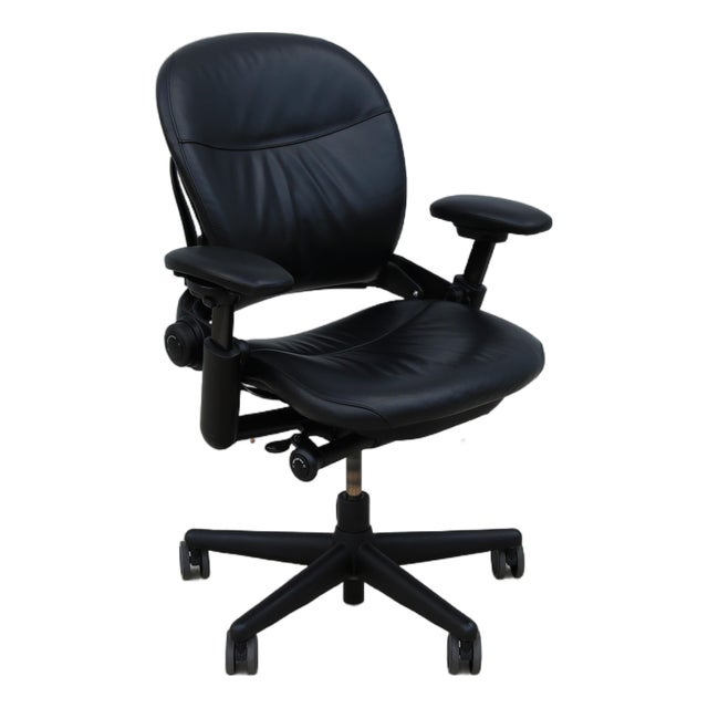 Steelcase Leap Ergonomic Office Desk Chair in Black Leather, Fully Adjustable For Sale