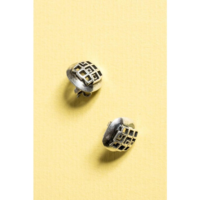 Pair of lovely silver earrings by Liisa Vitali, from the series "Hopeakenno". A graphic design with an organic touch....