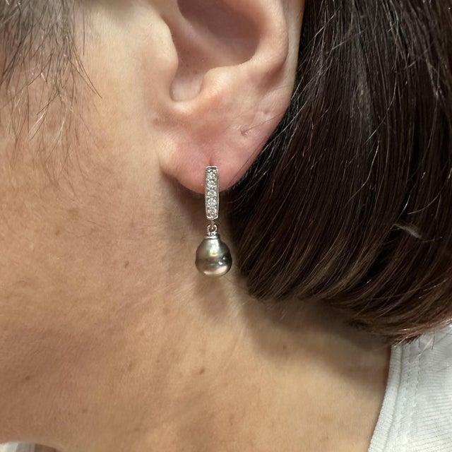 Early 21st Century Estate Pearl and Diamond Drop Earrings in 14kt White Gold, Pre-Loved, A Pair For Sale - Image 5 of 6