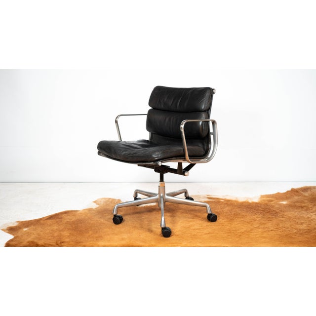 Mid-Century Modern Herman Miller Soft Pad Management Leather Chair, 1998 For Sale - Image 3 of 18