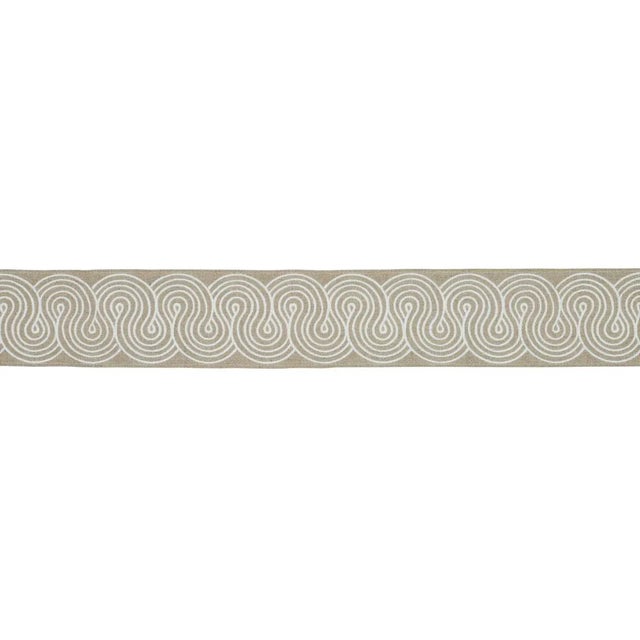 This marvelous linen tape’s ribbon candy–esque design was inspired by our Giraldi Embroidery fabric. A substantial graphic...